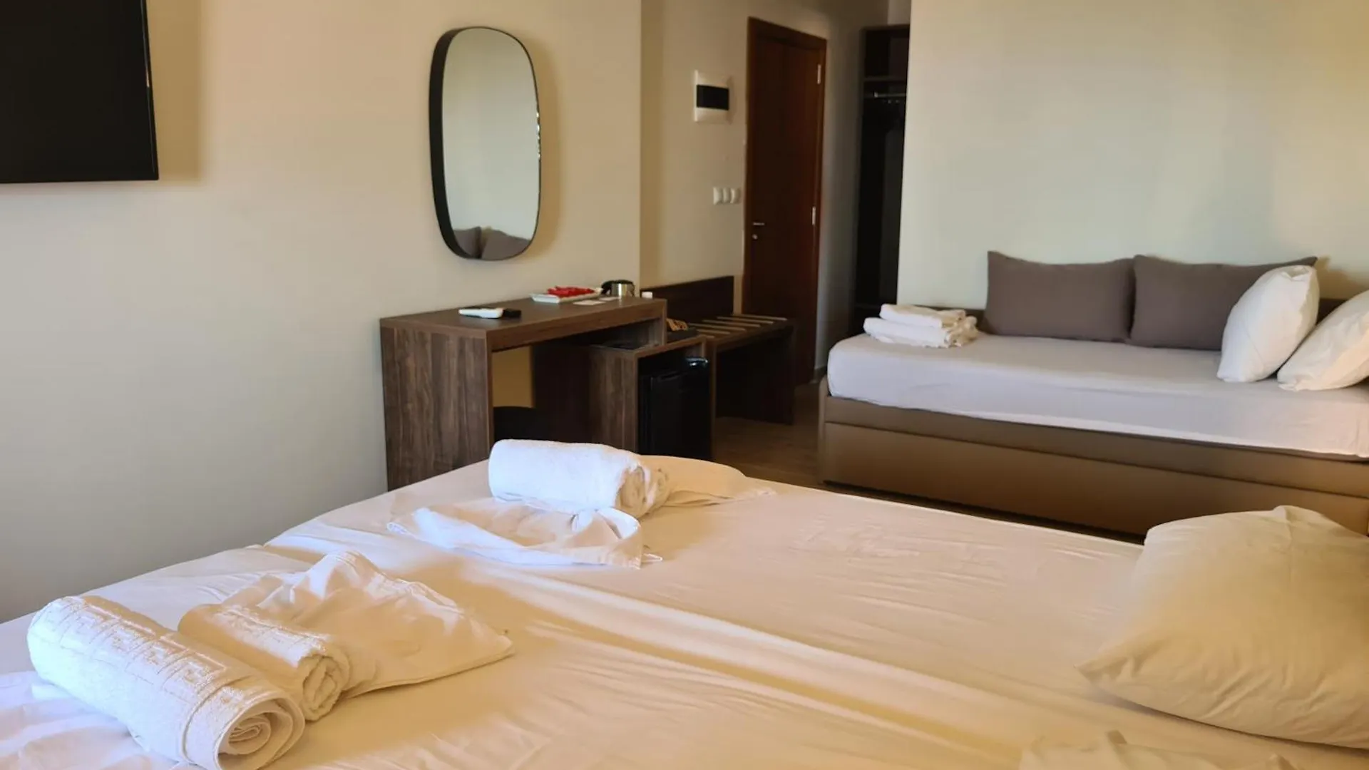 Este Luxury Apartments Kriopigi